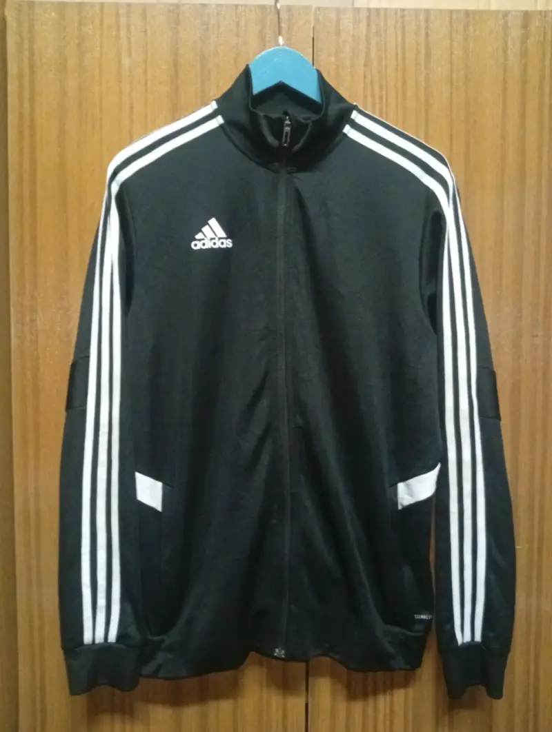 Chaqueta deportiva negra Adidas con franjas blancas - 1
