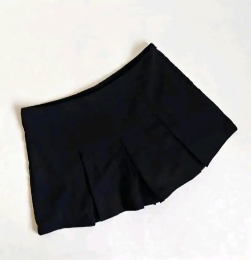 Falda corta negra con pliegues