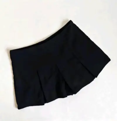 Falda corta negra con pliegues - miniatura 1