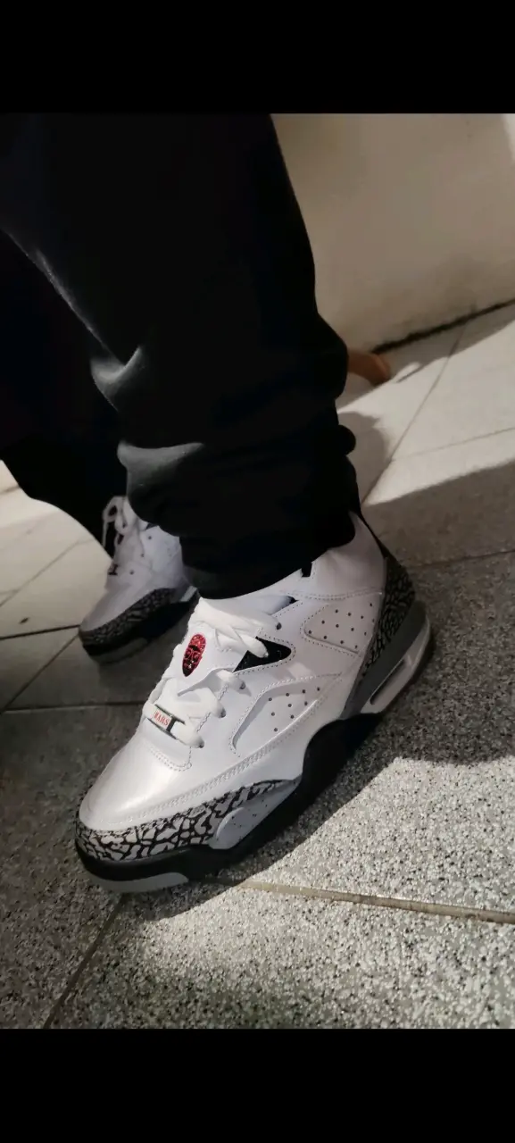 Zapatillas deportivas blancas con diseño moderno - 1