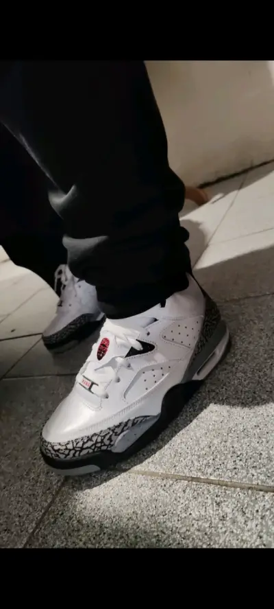 Zapatillas deportivas blancas con diseño moderno - miniatura 1