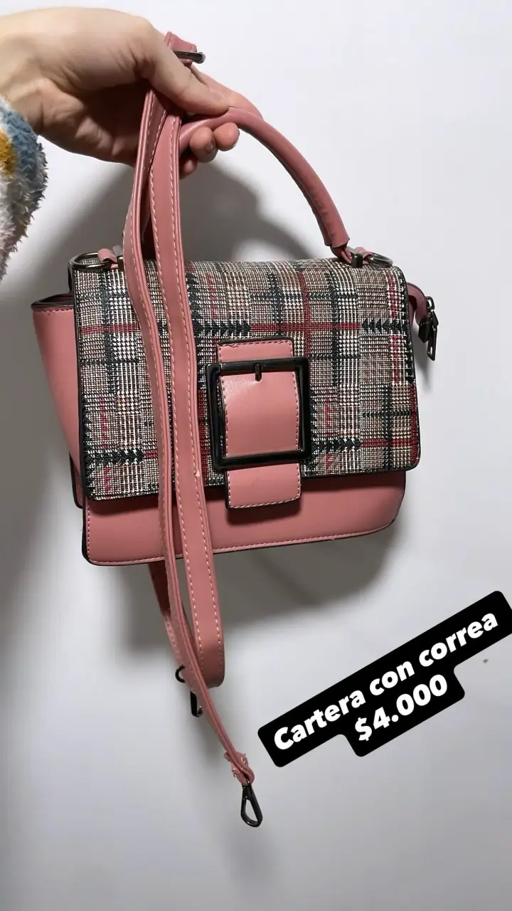 Cartera de mano con diseño a cuadros y correa rosa