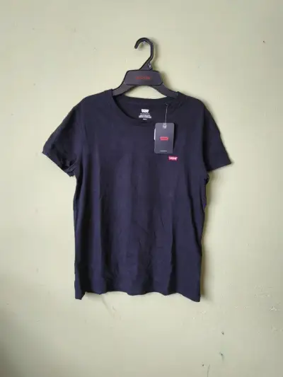 Polera negra Levi's para mujer - miniatura 1