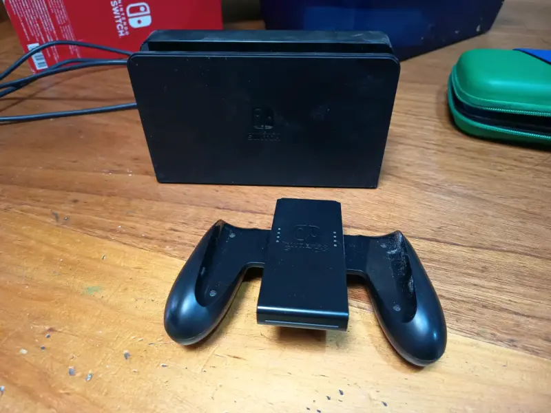 Consola Nintendo Switch con accesorios y estuche - 4