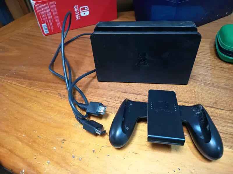 Consola Nintendo Switch con accesorios y estuche - 5