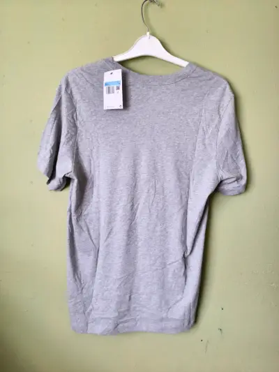 Polera Nike gris para hombre - miniatura 2