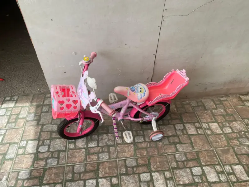 Bicicleta infantil rosa con canasto y rueditas - 1