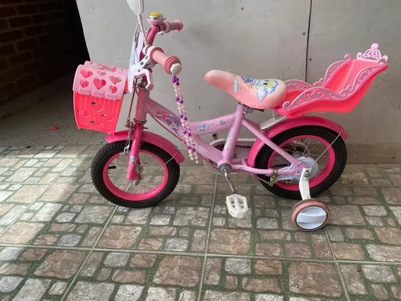 Bicicleta infantil rosa con canasto y rueditas - 2