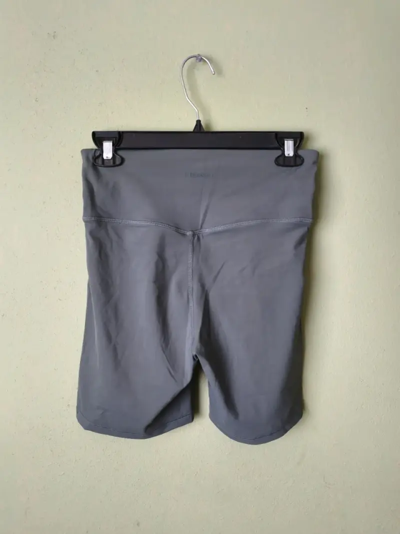 Calza corta deportiva gris para mujer - 2