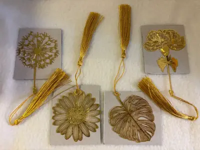 Separadores de libros dorados con diseño floral - miniatura 1