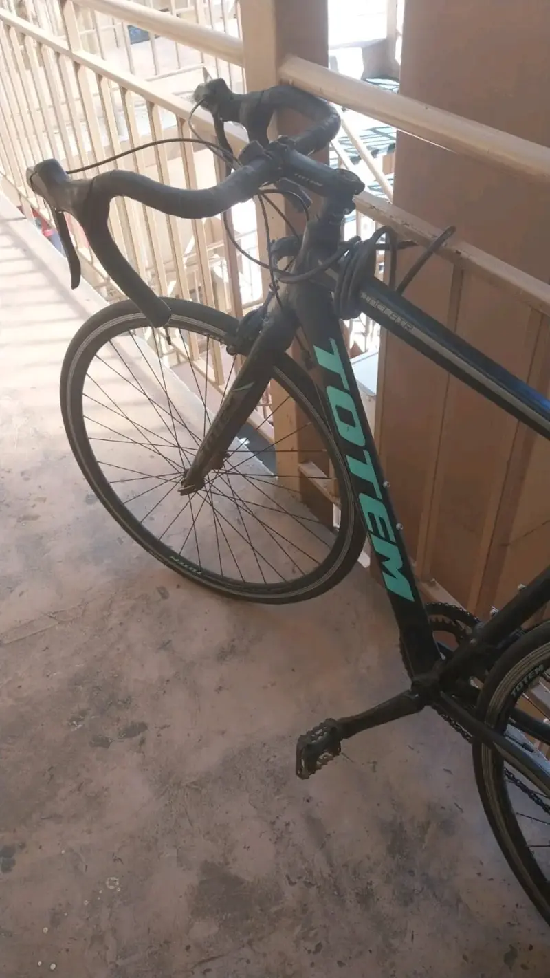 Bicicleta de carretera Totem negra - 1