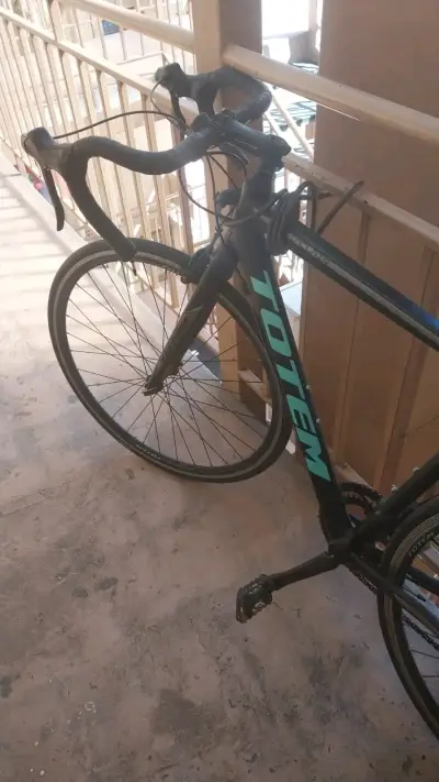 Bicicleta de carretera Totem negra - miniatura 1