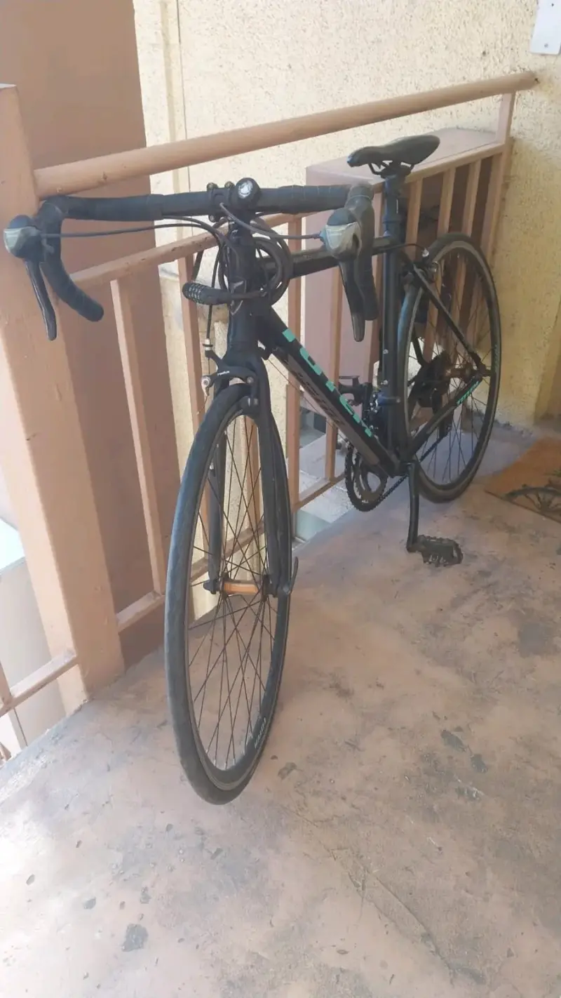 Bicicleta de carretera Totem negra - 4