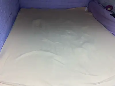 Cama king con  colchón en buen estado - miniatura 1