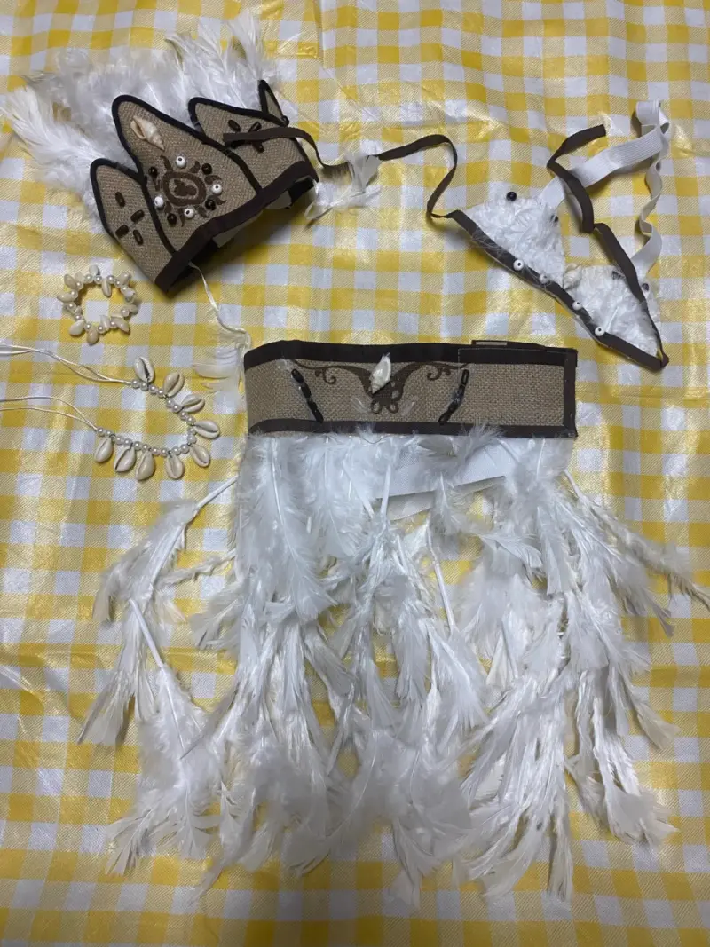Disfraz pascuense con plumas y abalorios - 2