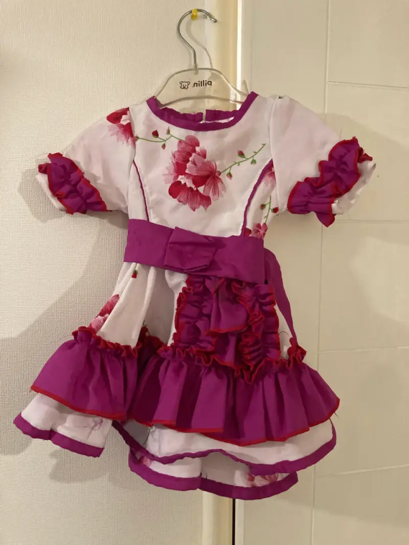 Vestido infantil con flores y volantes - 1