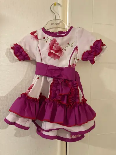 Vestido infantil con flores y volantes - miniatura 1