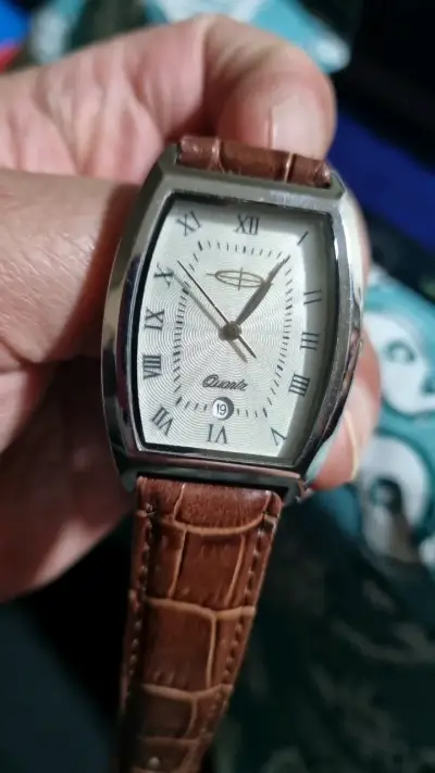 Reloj de pulsera con correa de cuero genuino - miniatura 1