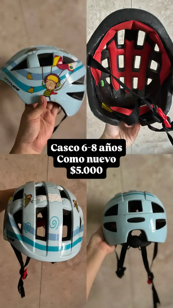 Casco infantil azul con diseño de monos