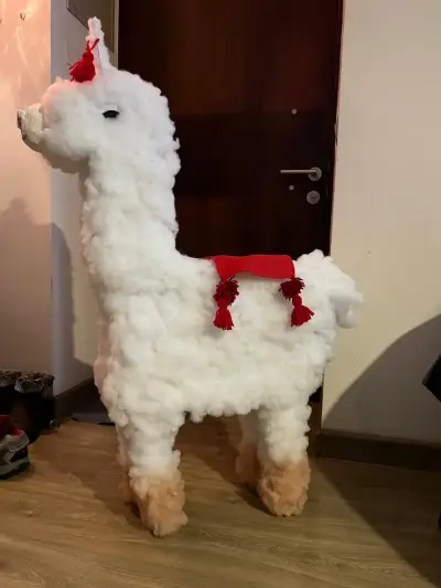 Decoración de llama de peluche grande con manta roja - miniatura 1