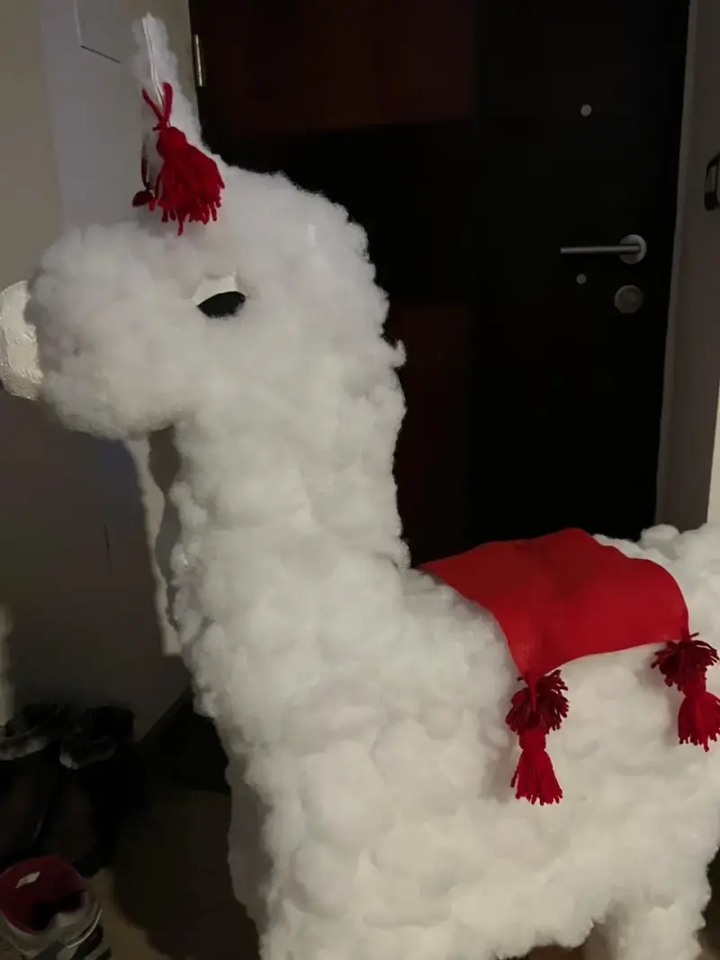 Decoración de llama de peluche grande con manta roja - 2