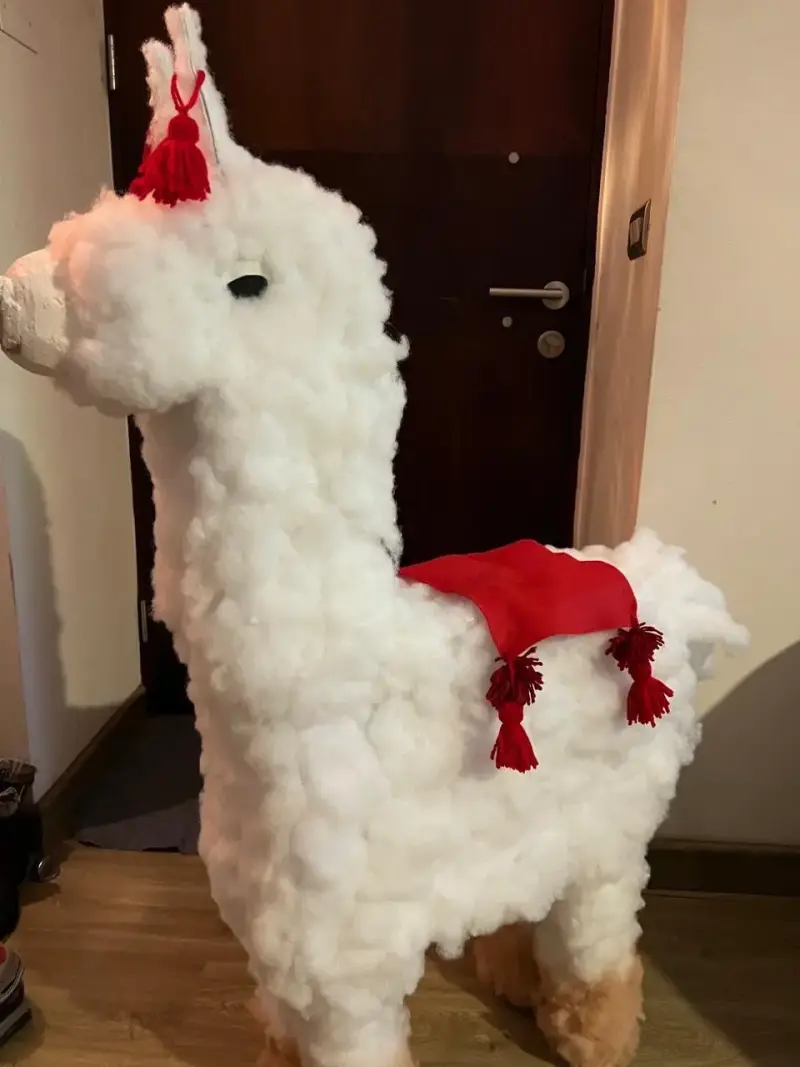 Decoración de llama de peluche grande con manta roja - 3