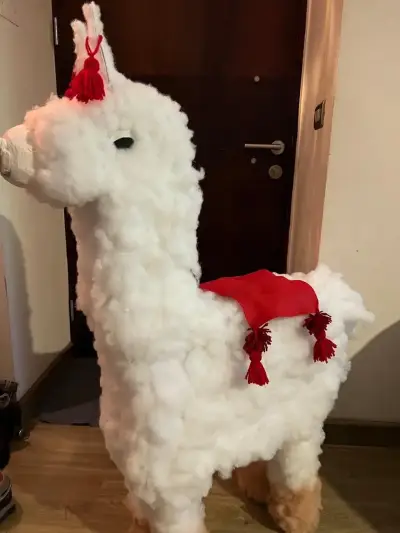 Decoración de llama de peluche grande con manta roja - miniatura 3