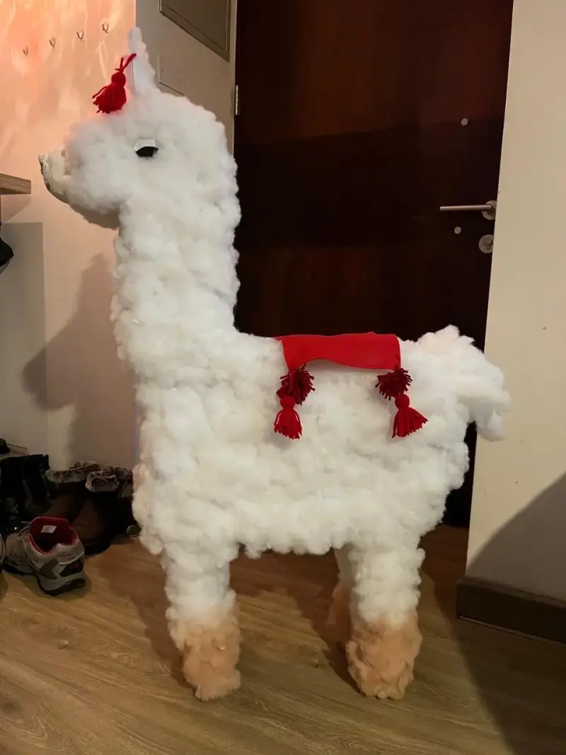 Decoración de llama de peluche grande con manta roja - 4