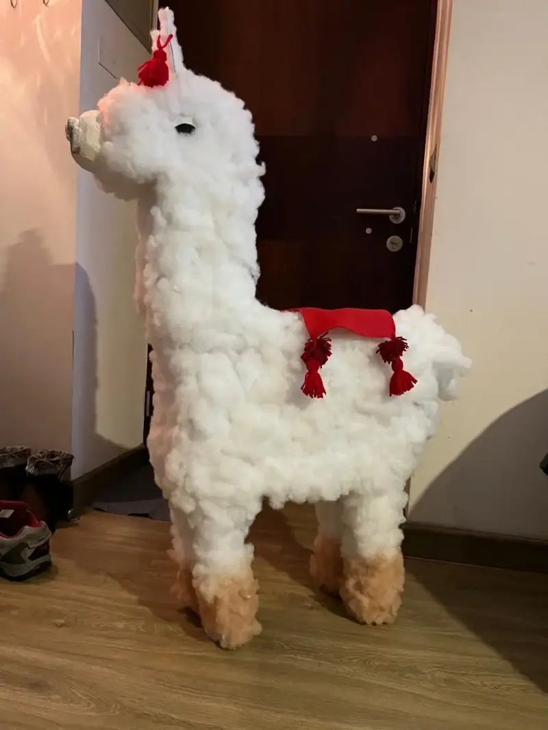 Decoración de llama de peluche grande con manta roja - 5