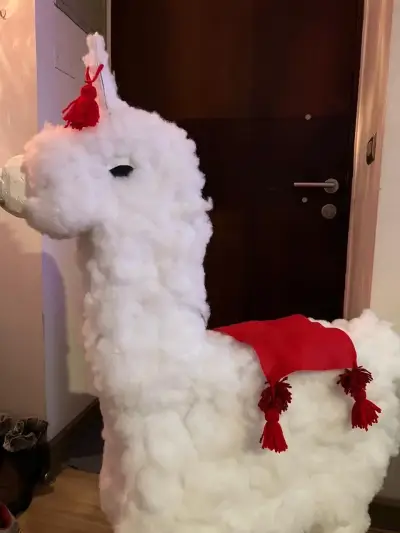 Decoración de llama de peluche grande con manta roja - miniatura 6