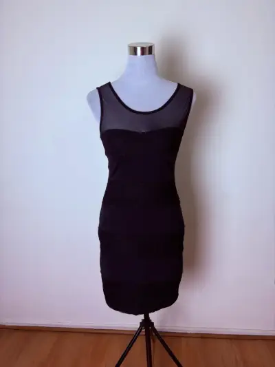 Vestido negro elegante con encaje y malla - miniatura 2