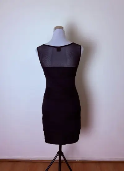 Vestido negro elegante con encaje y malla - miniatura 3