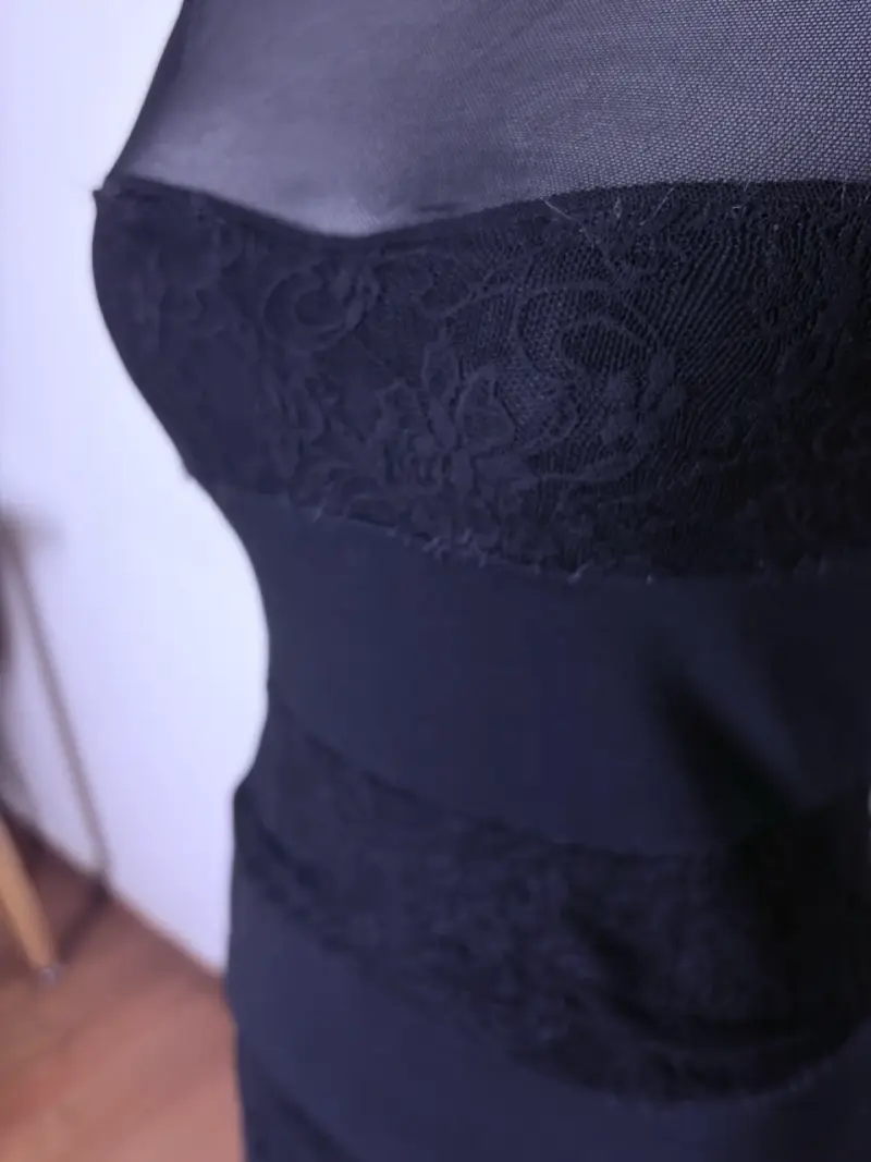 Vestido negro elegante con encaje y malla - 4