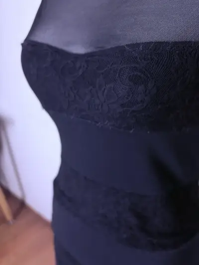 Vestido negro elegante con encaje y malla - miniatura 4