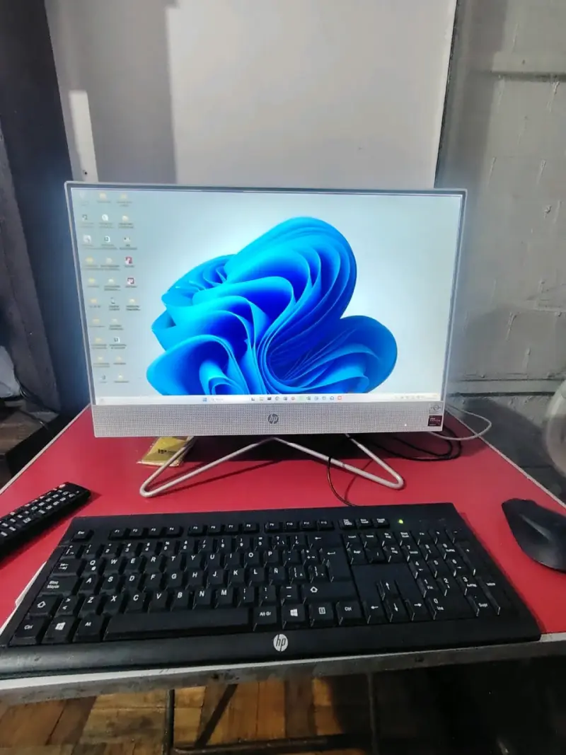 Computador All-in-One HP con teclado y mouse