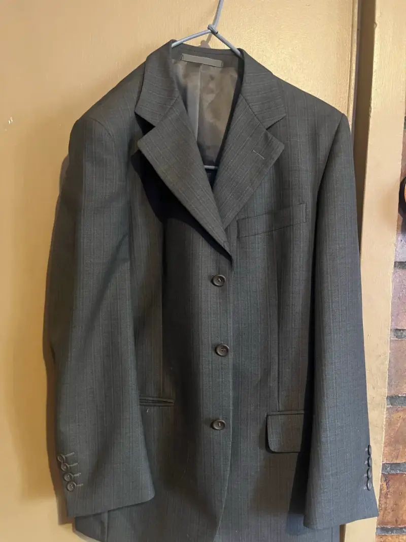 Traje formal gris para hombre en buen estado - 1