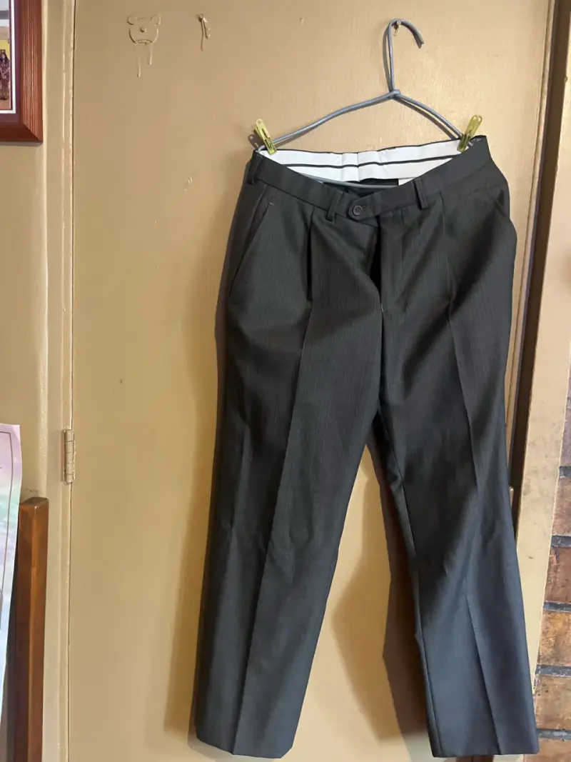 Traje formal gris para hombre en buen estado - 2