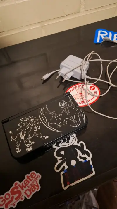 Consola New 3DS XL Edición Pokémon con Cargador - miniatura 1