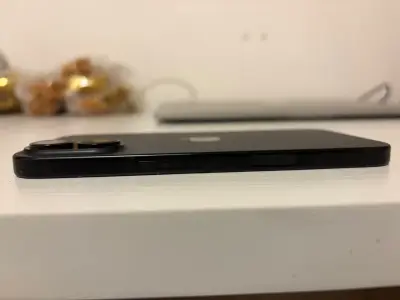iPhone 16 - 256gb negro menos de un año de uso - miniatura 4