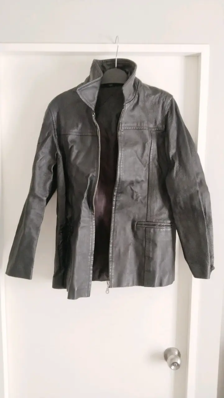 Chaqueta de cuero negro, Polera Roja TALLA M - 2