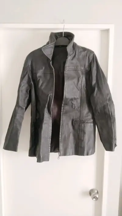 Chaqueta de cuero negro, Polera Roja TALLA M - miniatura 2