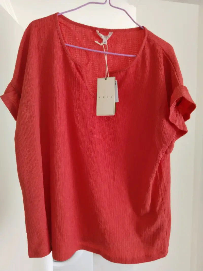 Chaqueta de cuero negro, Polera Roja TALLA M - 4