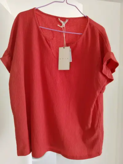 Chaqueta de cuero negro, Polera Roja TALLA M - miniatura 4