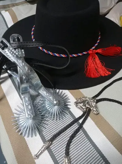 Conjunto de Huaso Chileno con Sombrero y Espuelas - miniatura 1