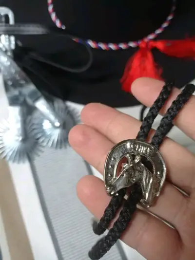 Conjunto de Huaso Chileno con Sombrero y Espuelas - miniatura 2