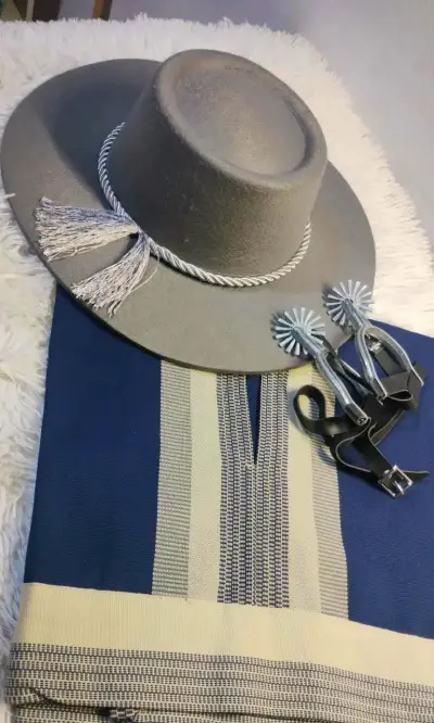 Conjunto de Huaso Chileno con Sombrero y Espuelas - miniatura 1