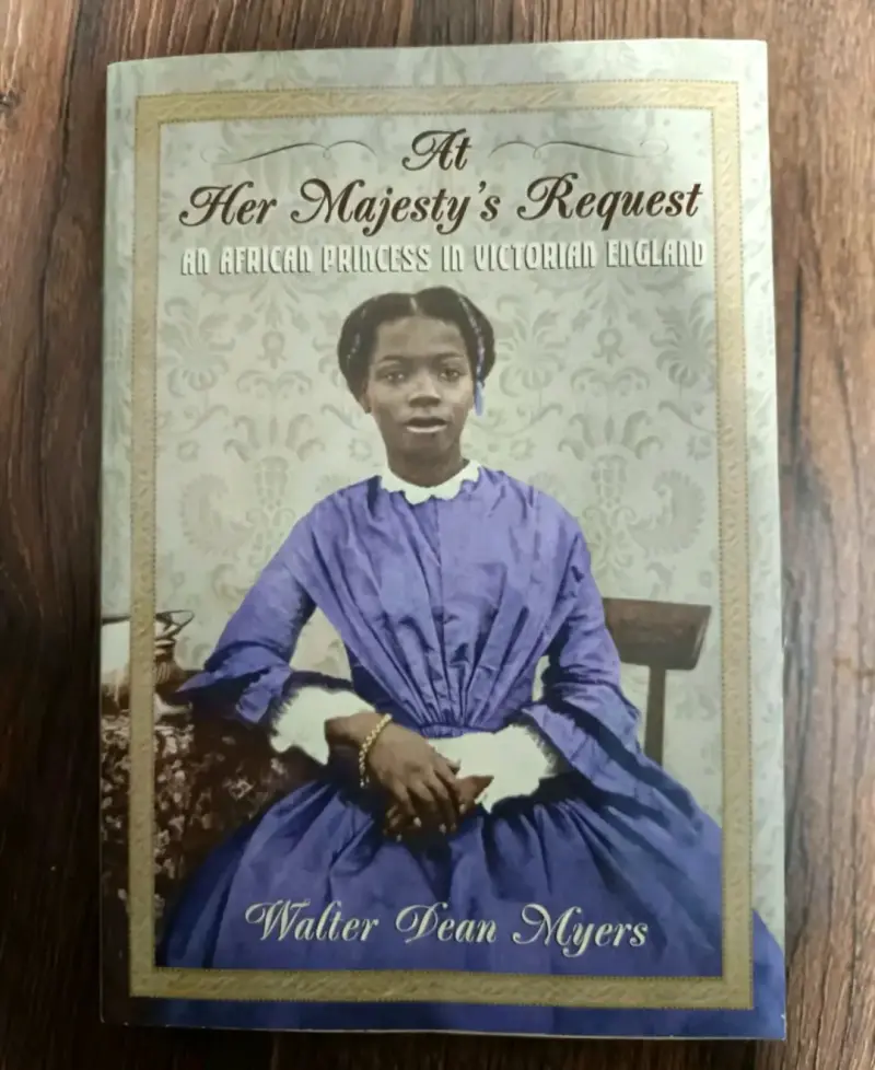 Libro 'At Her Majesty's Request' de Walter Dean Myers