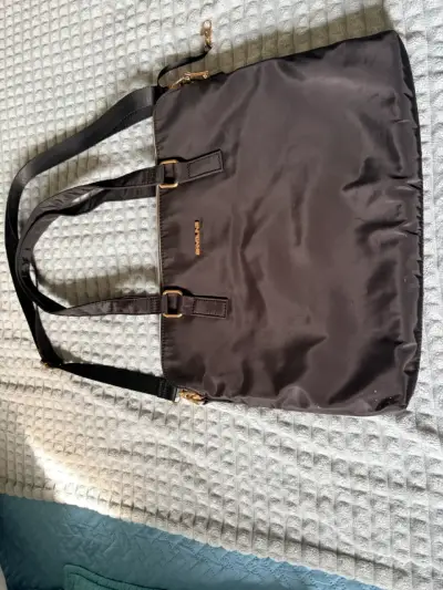 Bolso de hombro negro con detalles dorados - miniatura 1