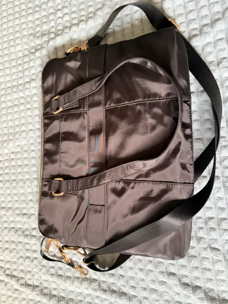 Bolso de hombro negro con detalles dorados - 2