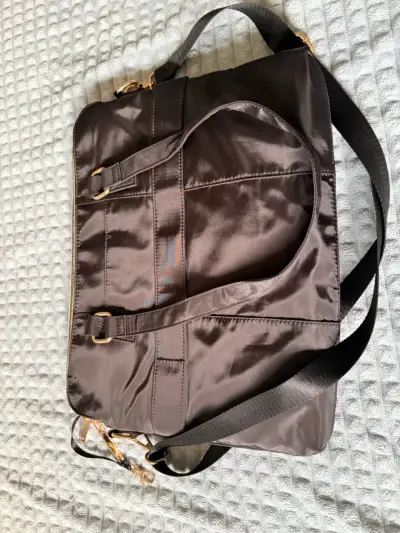 Bolso de hombro negro con detalles dorados - miniatura 2